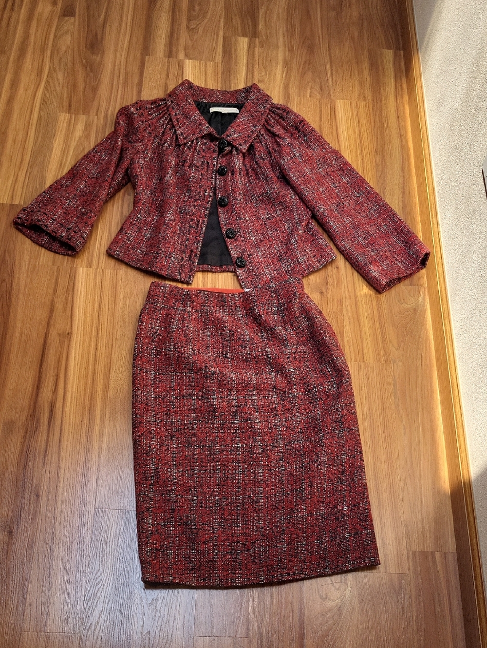 Carolina Herrera Gorgeous Women's Red & Navy Blue Suit  - Classic Tailored Fit